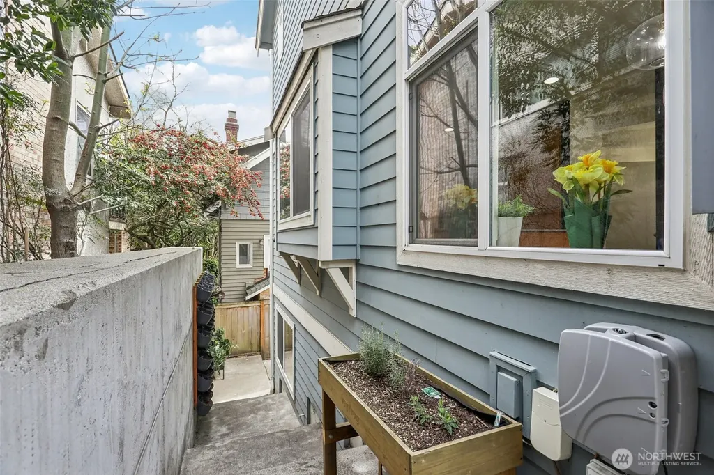 1939 10th Avenue W Seattle WA 98119