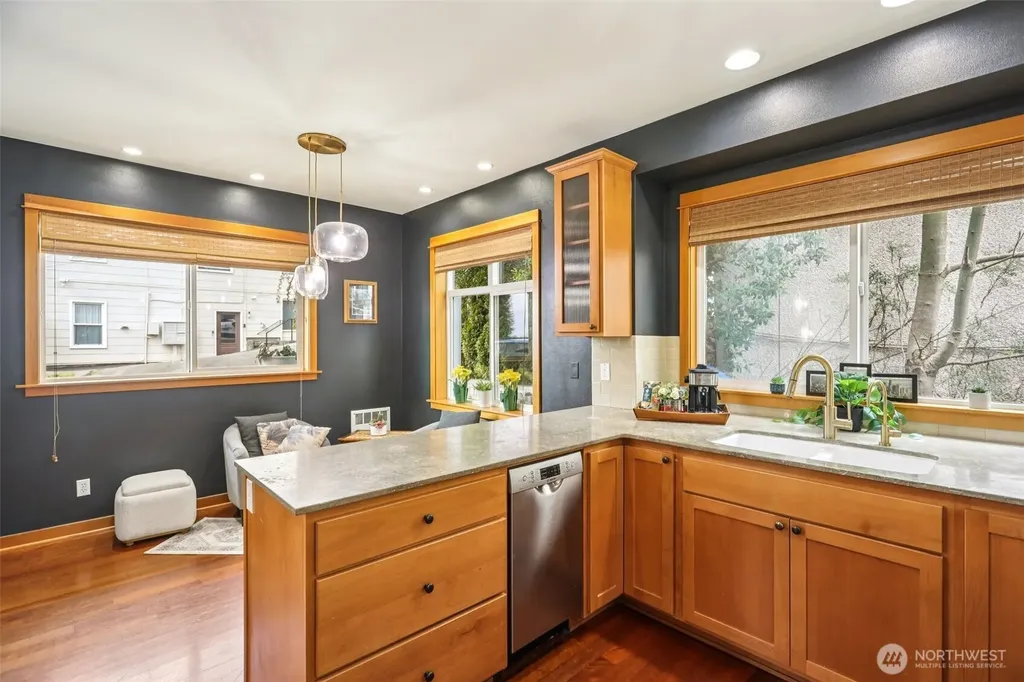 1939 10th Avenue W Seattle WA 98119