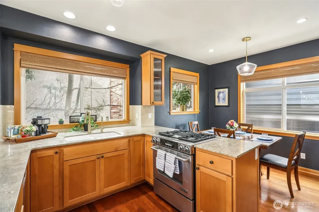 1939 10th Avenue W Seattle WA 98119