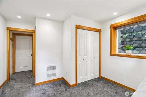 1939 10th Avenue W Seattle WA 98119