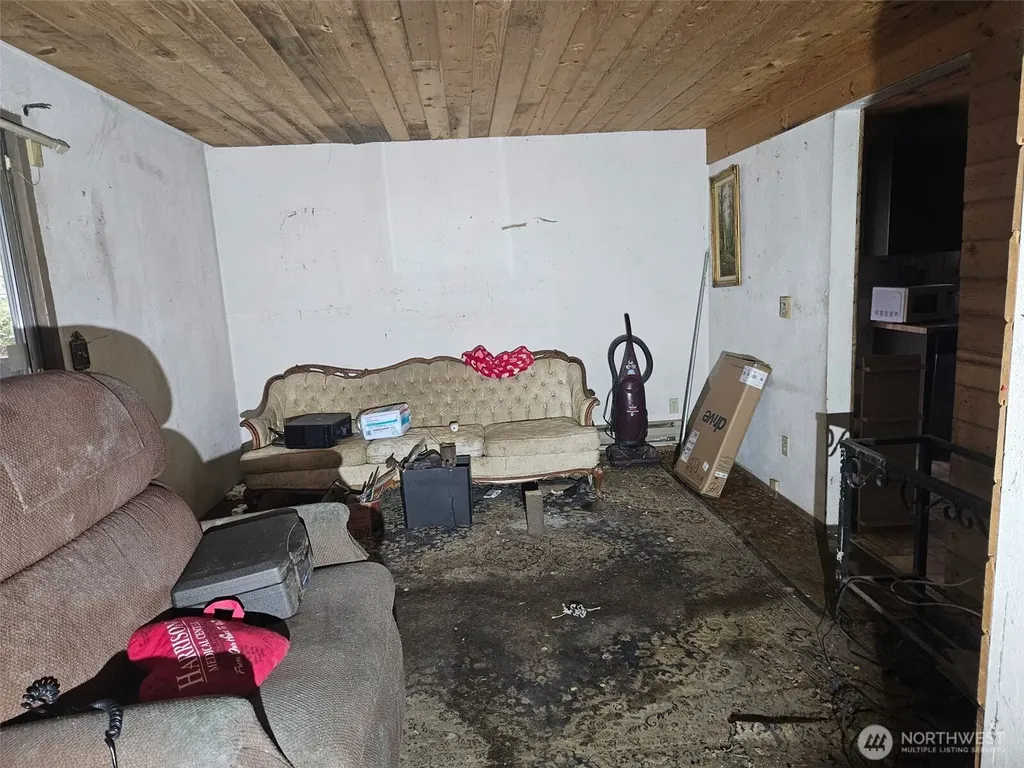 1310 NE Collins Lake Drive Tahuya WA 98588