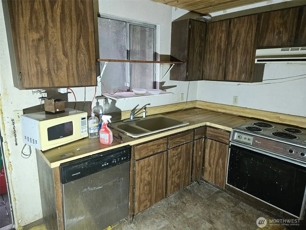1310 NE Collins Lake Drive Tahuya WA 98588