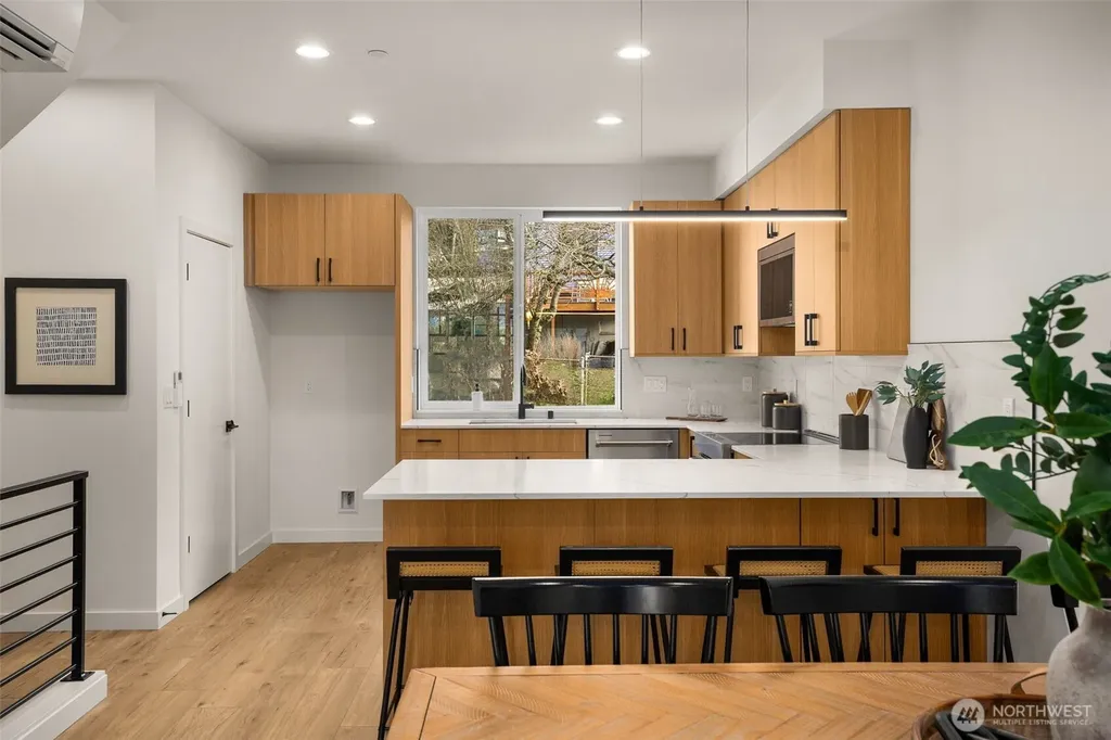 914 15th Avenue Seattle WA 98122