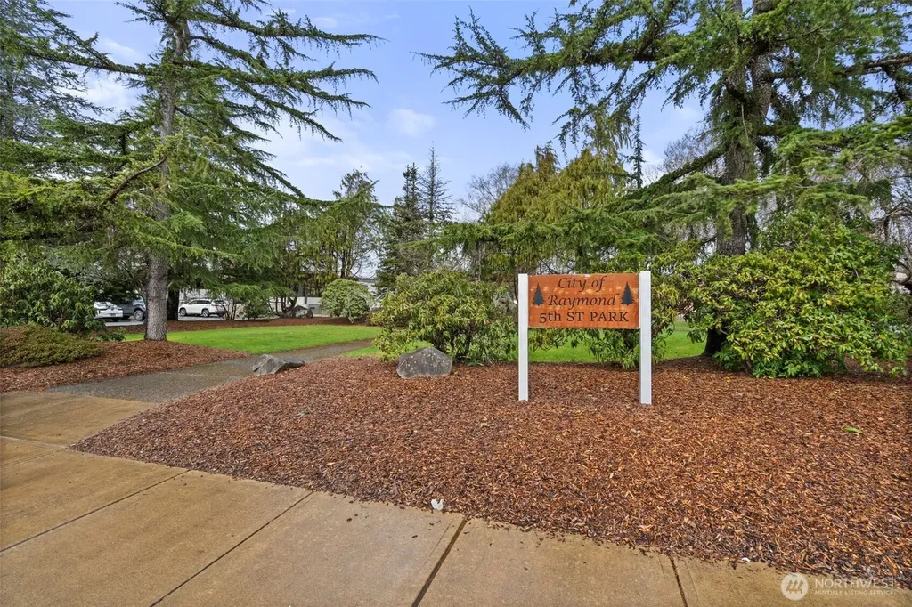 14 Bradford Street Raymond WA 98577
