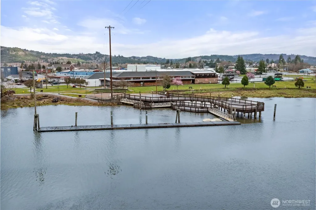 16 Bradford Street Raymond WA 98577