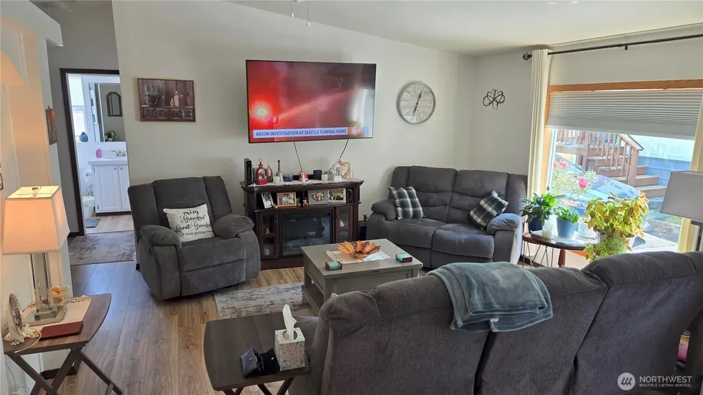 1019 Stanford Drive Cosmopolis WA 98537
