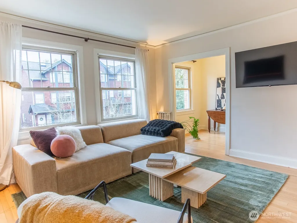 5810 NE Cowen Place Seattle WA 98105
