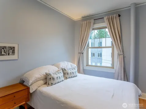 5810 NE Cowen Place Seattle WA 98105