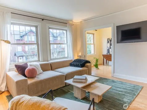5810 NE Cowen Place Seattle WA 98105