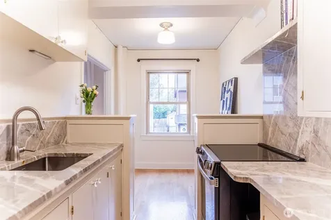 5810 NE Cowen Place Seattle WA 98105