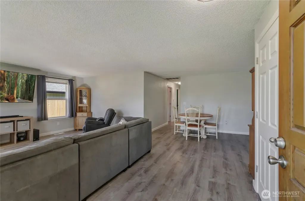 933 13th Street SW Puyallup WA 98371