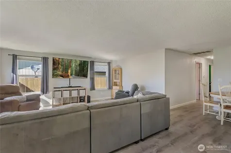933 13th Street SW Puyallup WA 98371