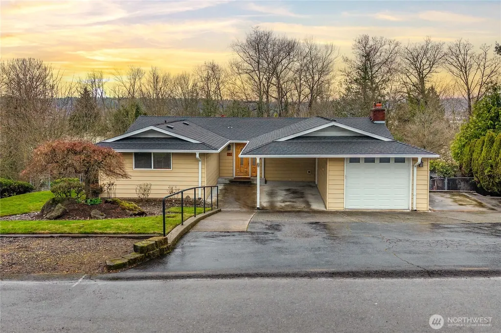 751 Alvord Avenue N Kent WA 98031