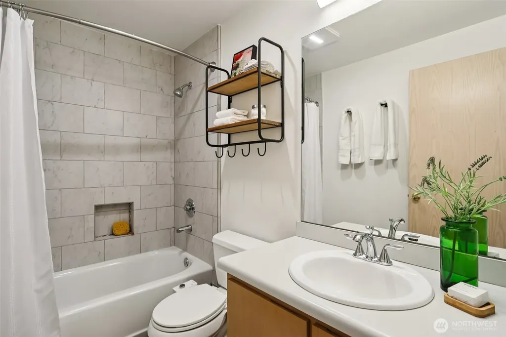 9242 Woodlawn Avenue N Seattle WA 98103