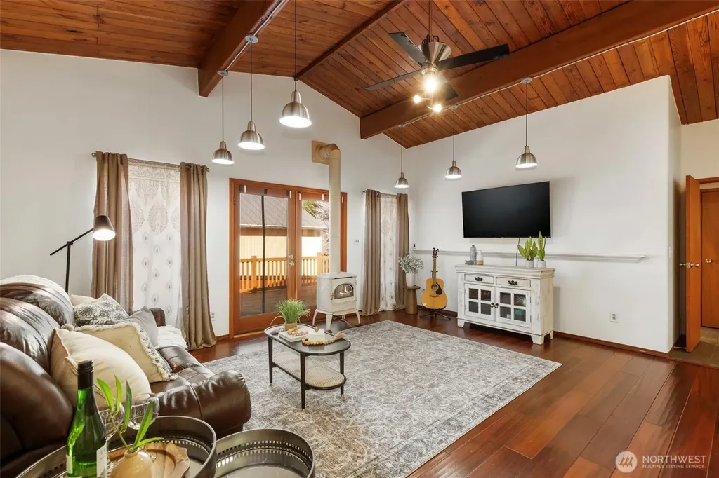 1961 E Mason Lake Drive E Grapeview WA 98546