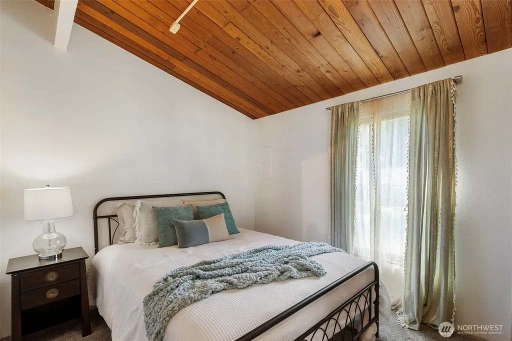 1961 E Mason Lake Drive E Grapeview WA 98546