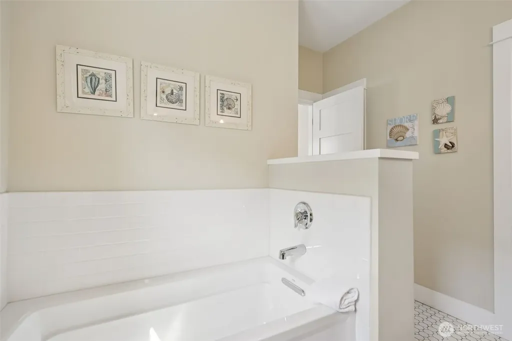 21 N Glen Lane Pacific Beach WA 98571