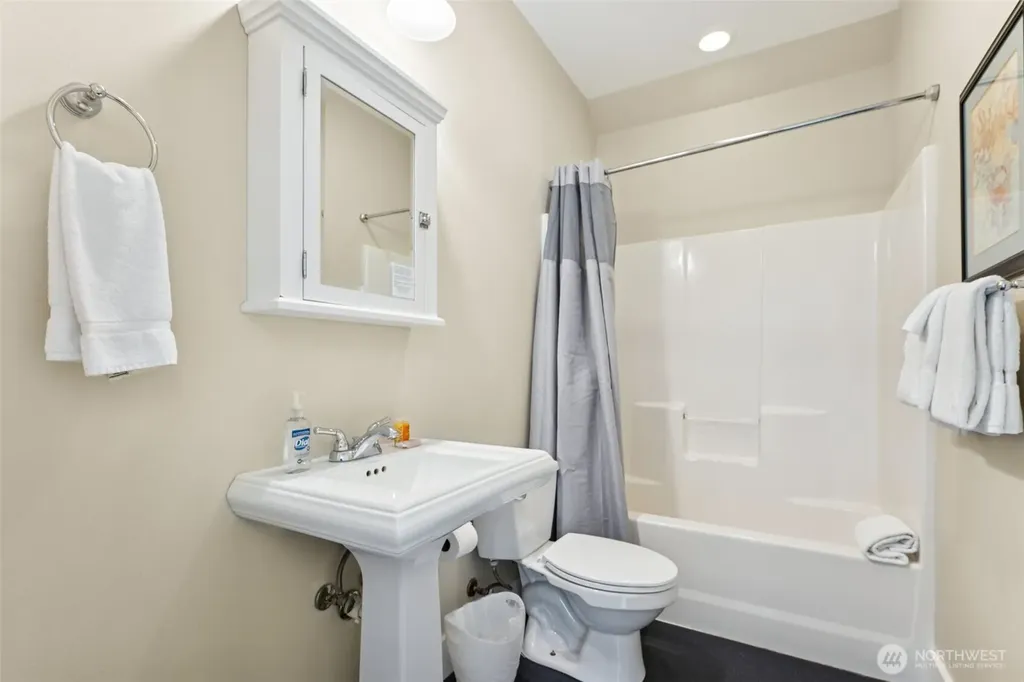 21 N Glen Lane Pacific Beach WA 98571