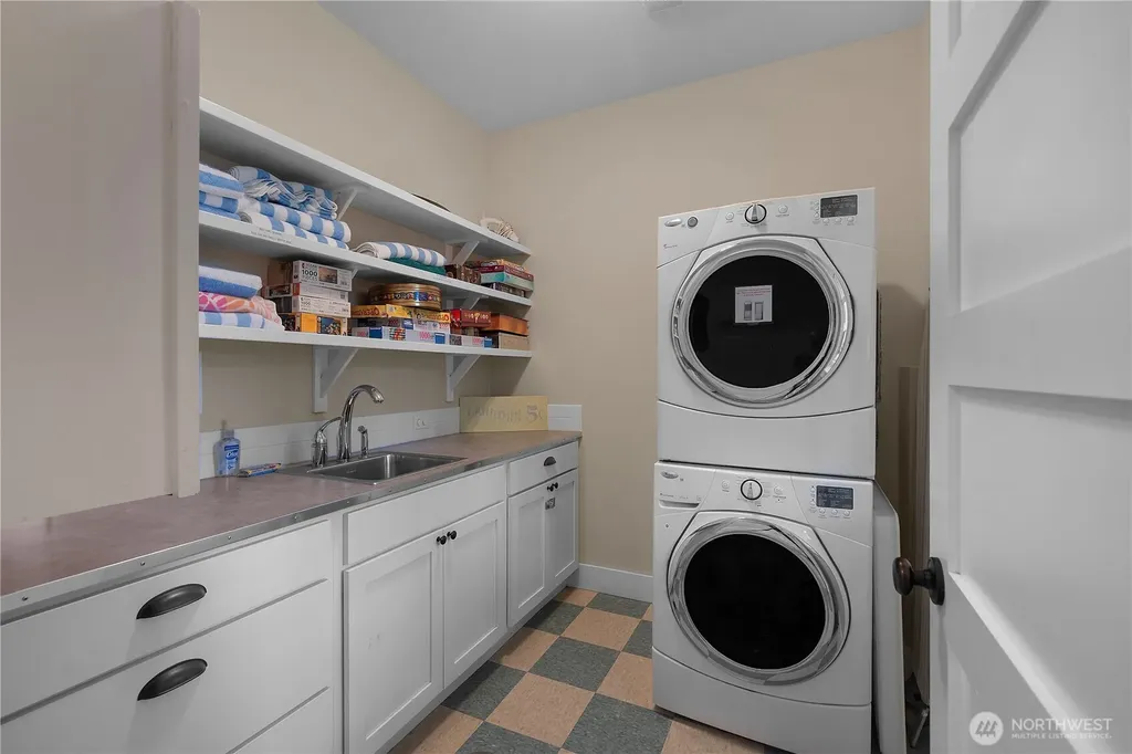 21 N Glen Lane Pacific Beach WA 98571