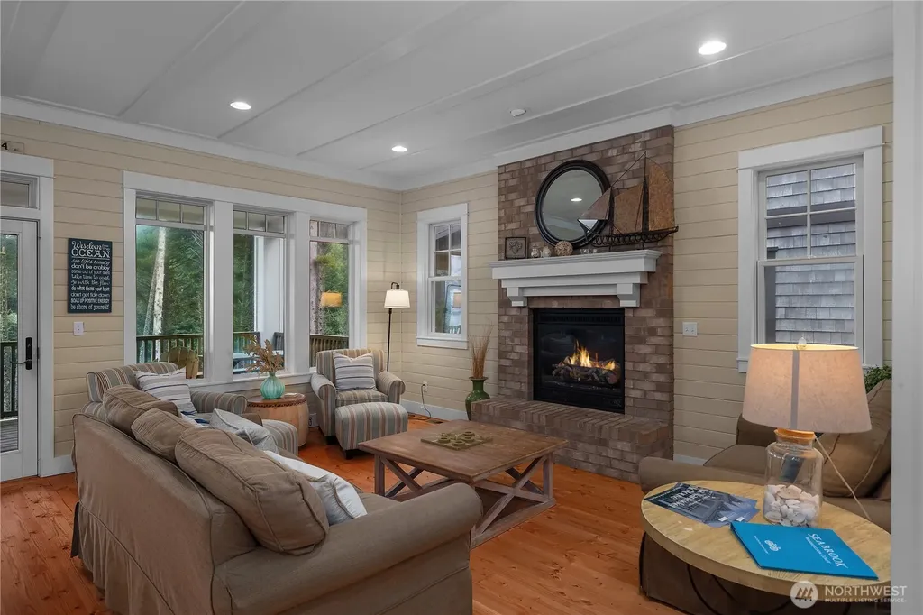 21 N Glen Lane Pacific Beach WA 98571