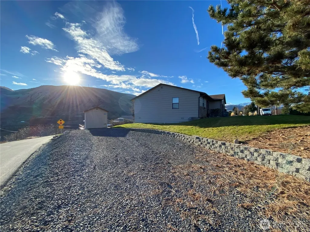 986 Highline Drive East Wenatchee WA 98802