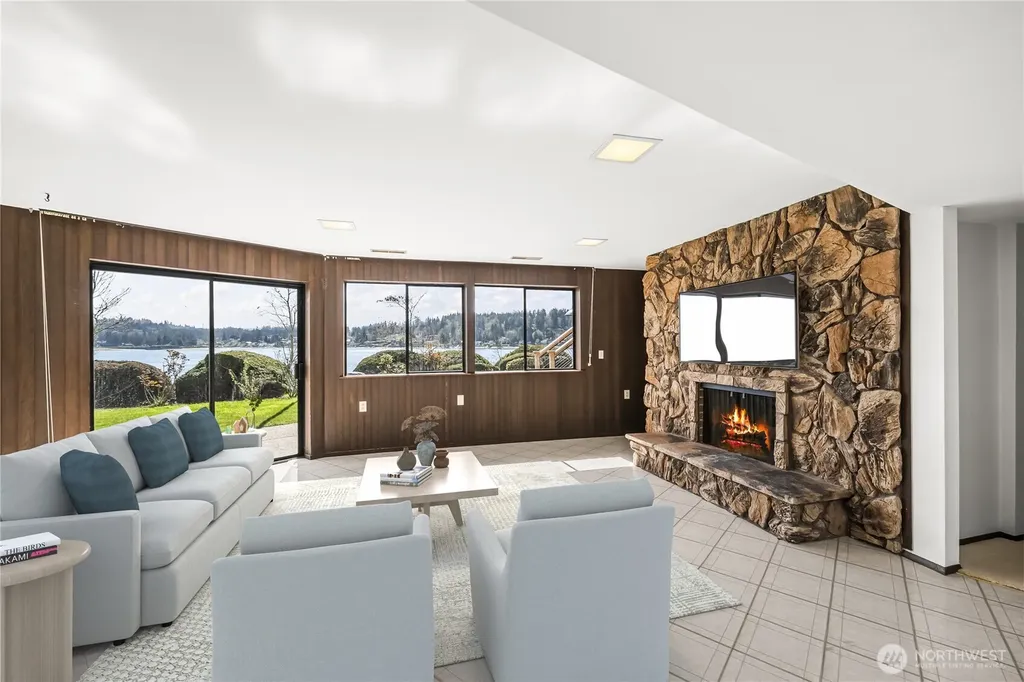 8806 Warren Drive NW Gig Harbor WA 98335