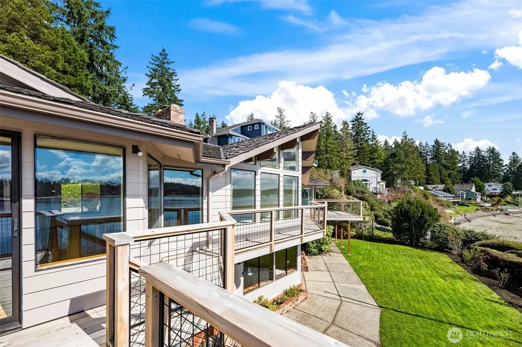 8806 Warren Drive NW Gig Harbor WA 98335