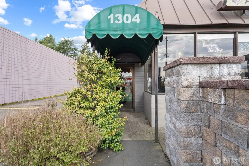 1304 Ocean Beach Highway Longview WA 98632