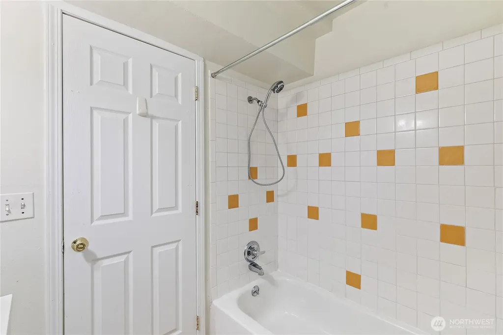 1521 E Spruce Street Seattle WA 98122