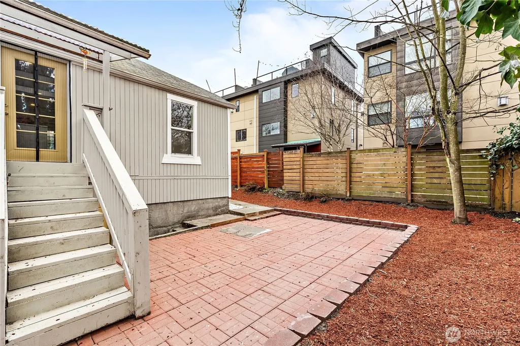 1521 E Spruce Street Seattle WA 98122