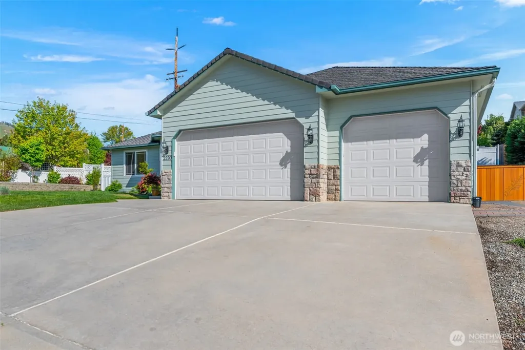 2220 Michael Brooke Wenatchee WA 98801