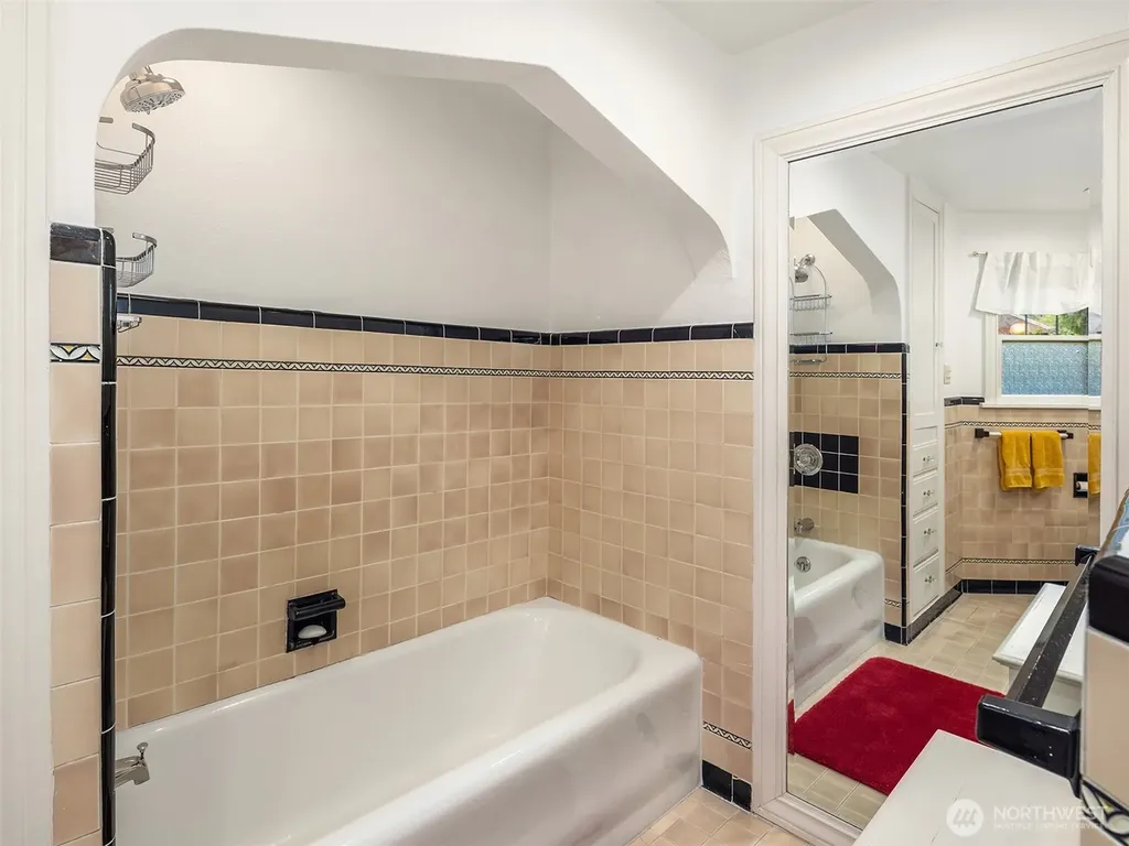3333 43rd Avenue NE Seattle WA 98105