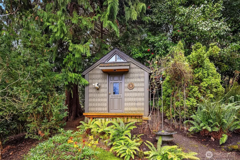3333 43rd Avenue NE Seattle WA 98105