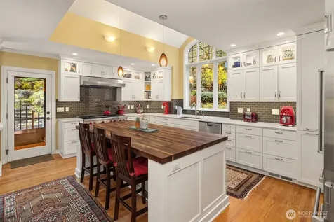 3333 43rd Avenue NE Seattle WA 98105