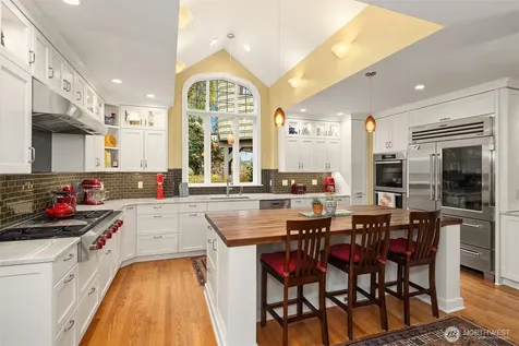 3333 43rd Avenue NE Seattle WA 98105