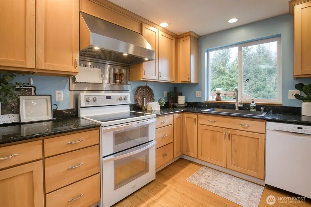 828 Ocean Avenue Cosmopolis WA 98595