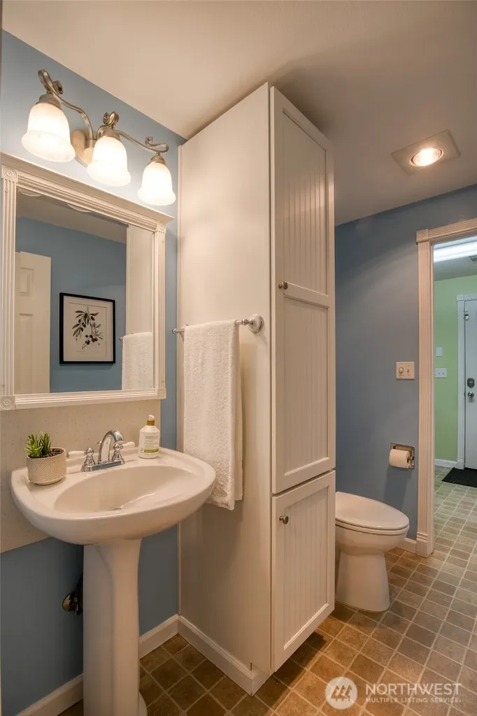 828 Ocean Avenue Cosmopolis WA 98595