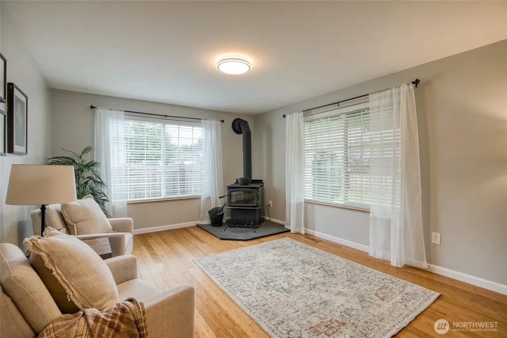828 Ocean Avenue Cosmopolis WA 98595