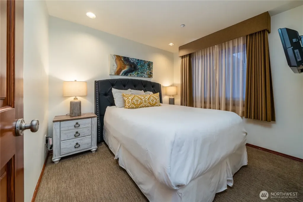 322 W Woodin Avenue Chelan WA 98816