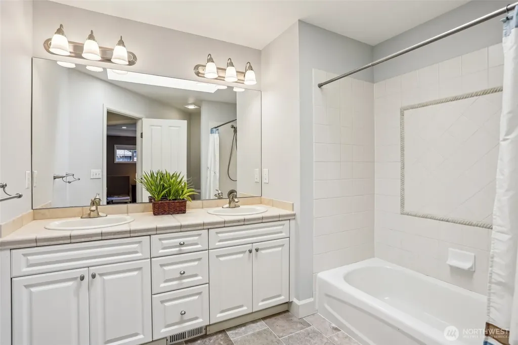25846 NE 4th Place Sammamish WA 98074