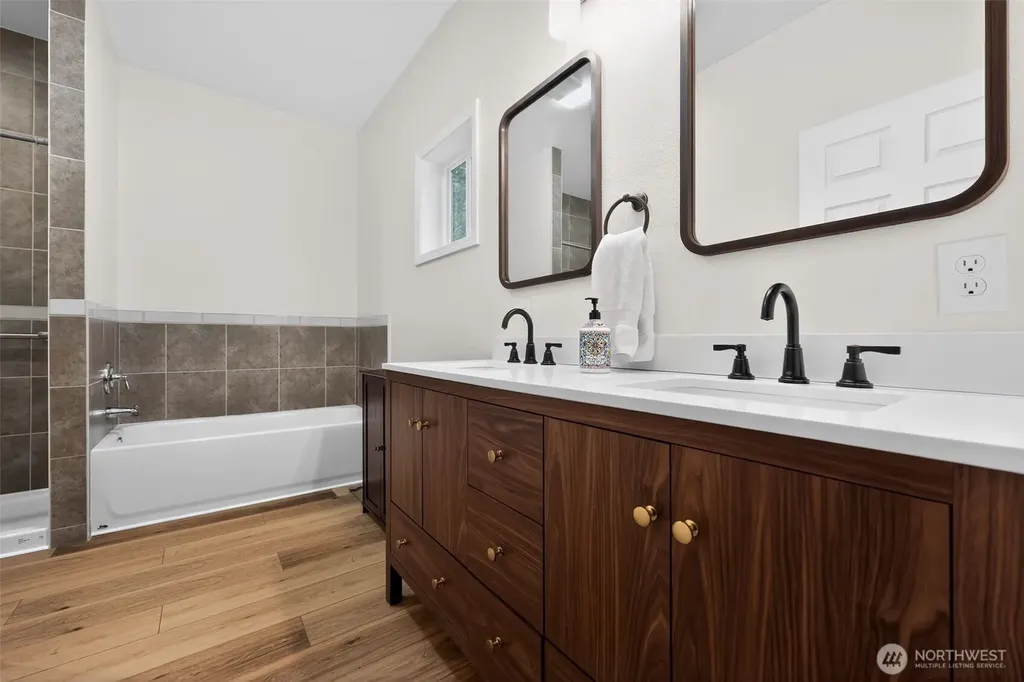 148 E Fox Run Lane Grapeview WA 98546
