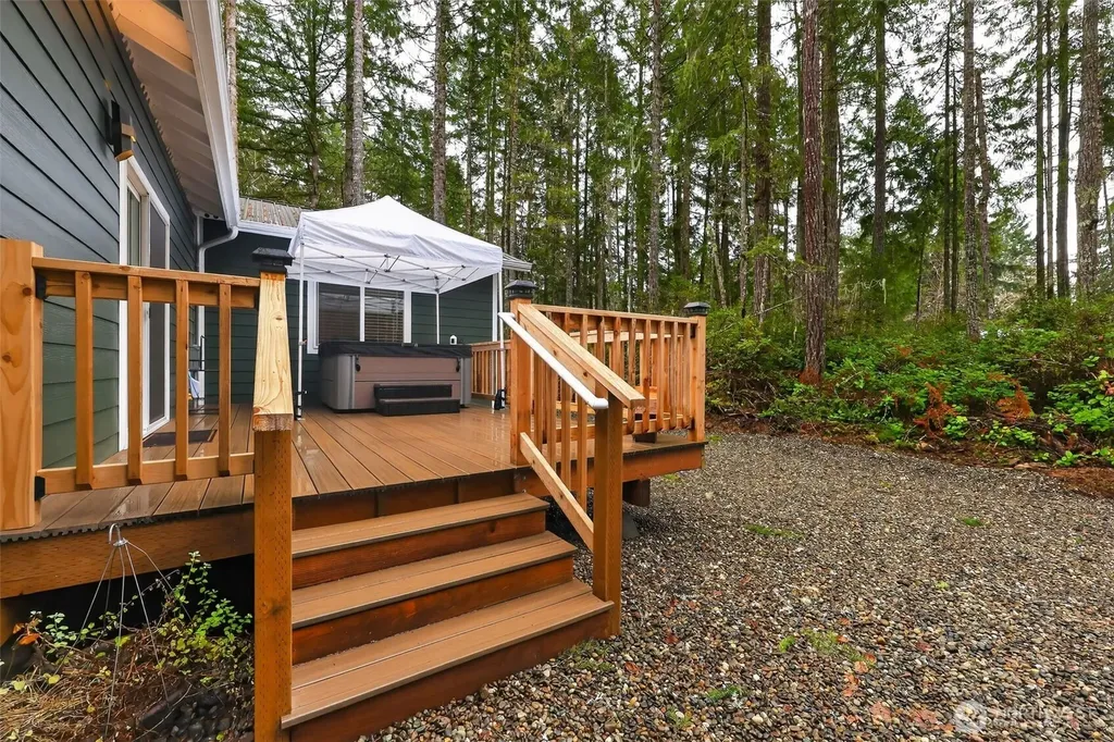 148 E Fox Run Lane Grapeview WA 98546