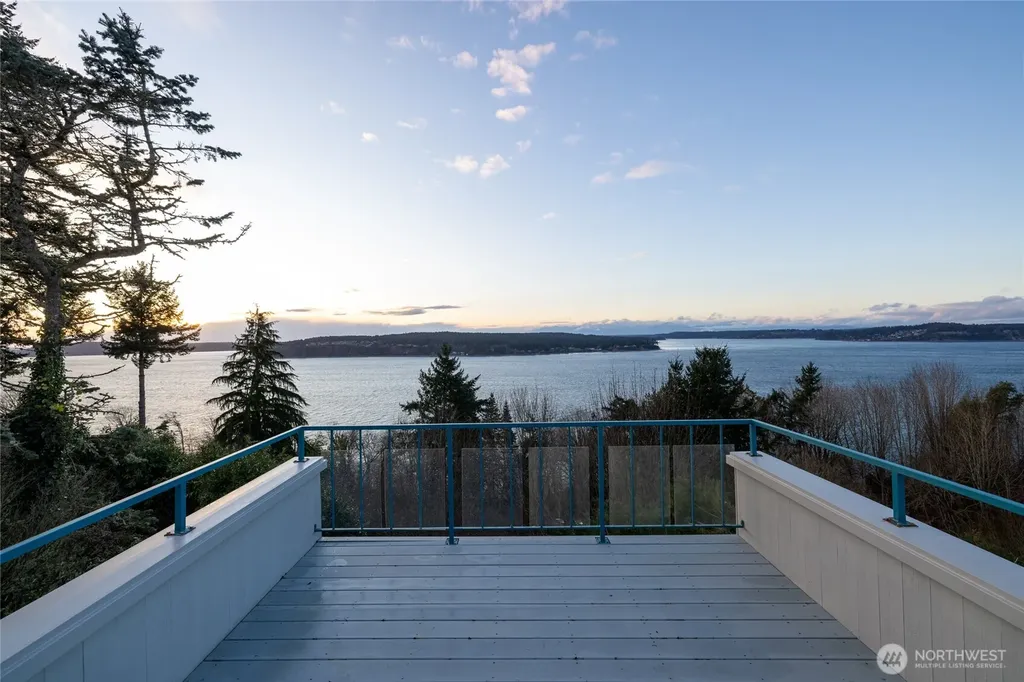 4042 Soundview Drive W University Place WA 98466