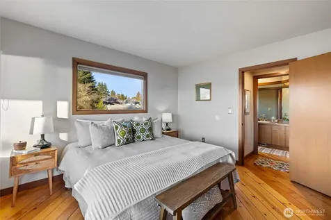 4042 Soundview Drive W University Place WA 98466