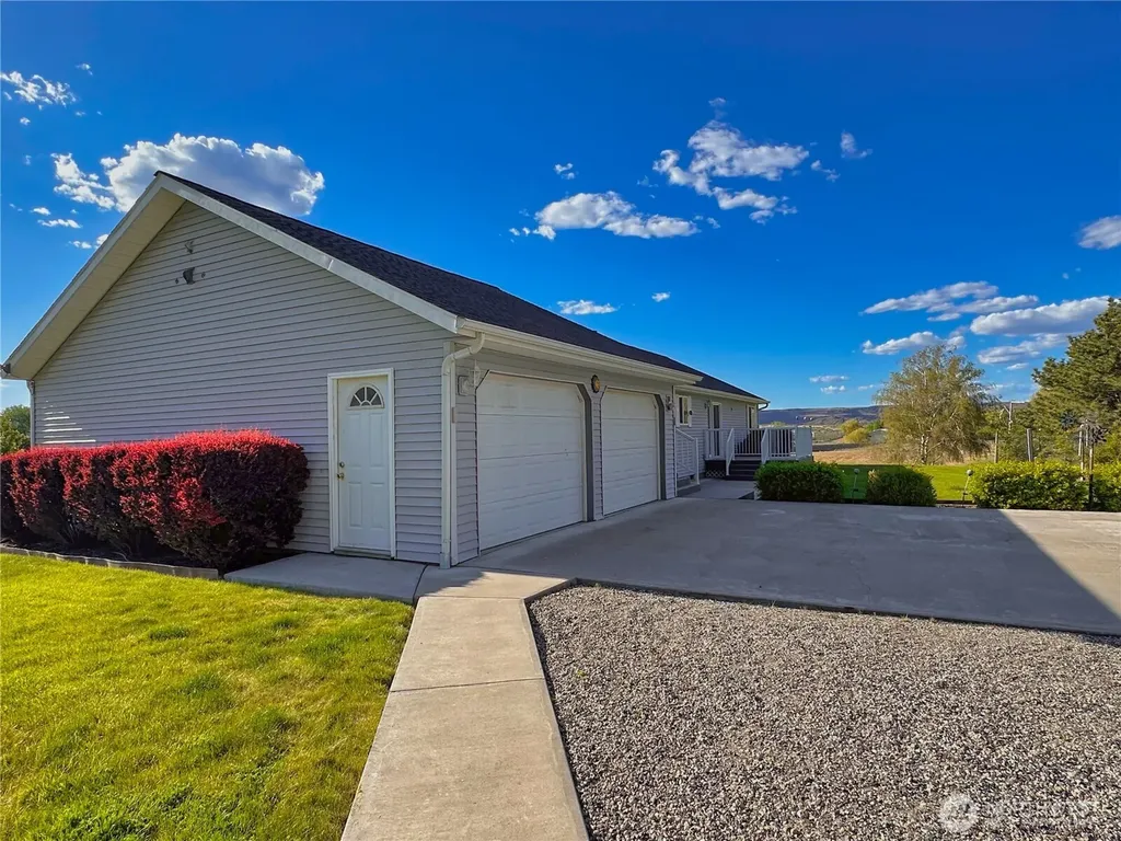 55086 Bay Area Drive NE Electric City WA 99123