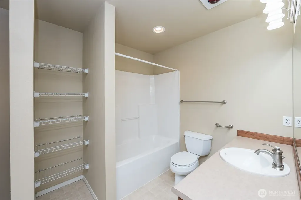 5325 Military Road E Tacoma WA 98446
