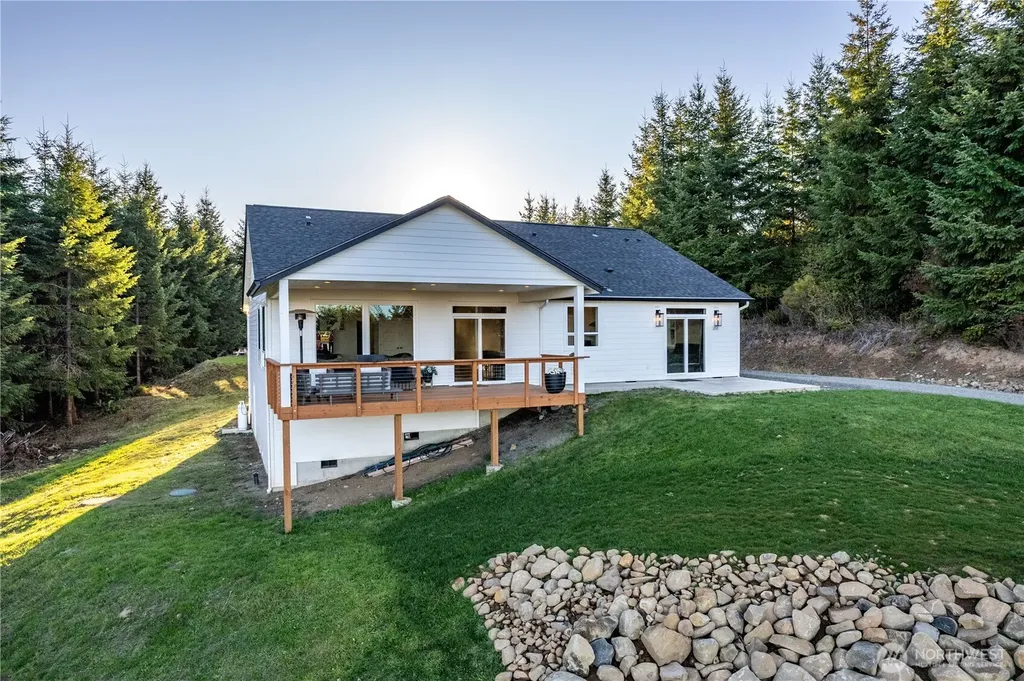 250 Red Rock Drive Castle Rock WA 98611