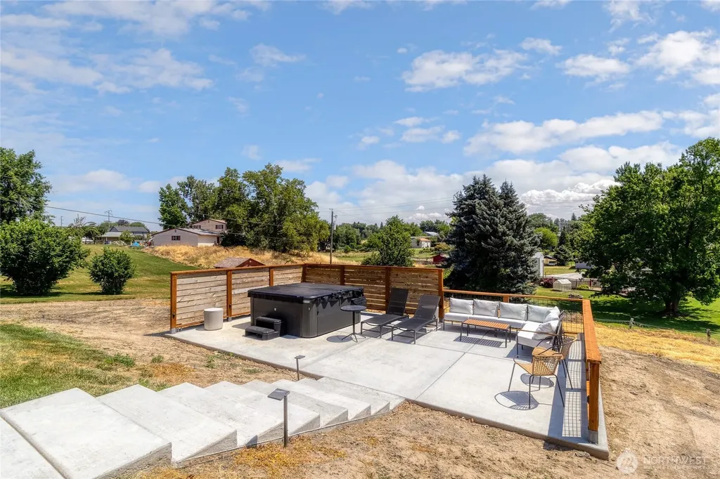 939 Stanley Drive College Place WA 99324