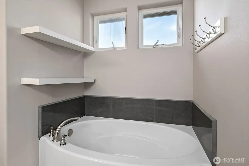 2722 SW Fairway Point Drive Oak Harbor WA 98277