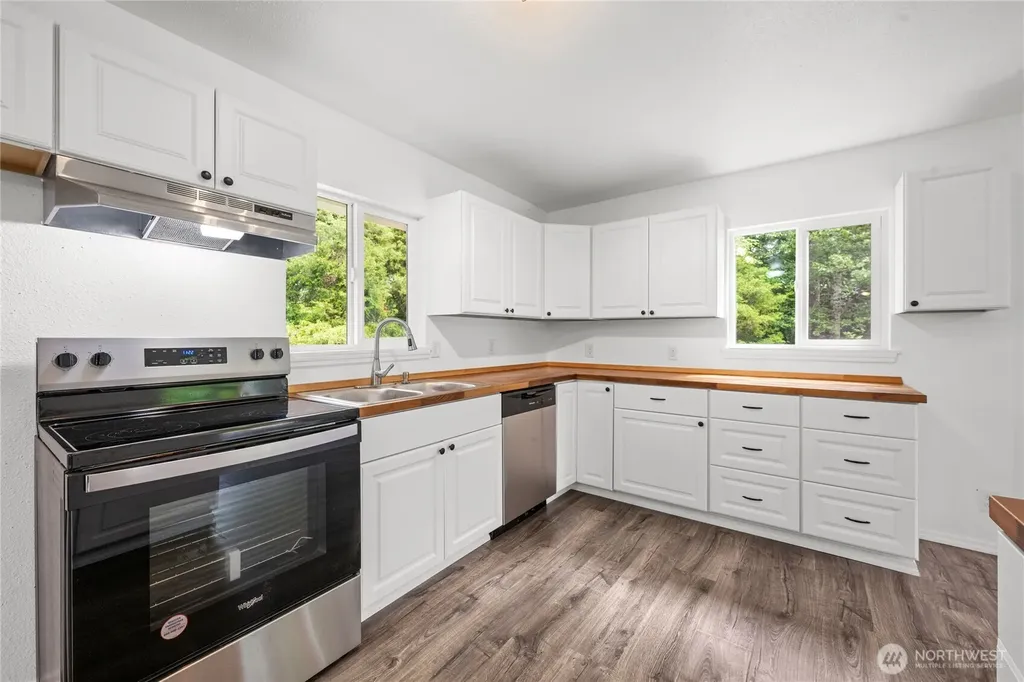 2693 State Route 101 Ilwaco WA 98624